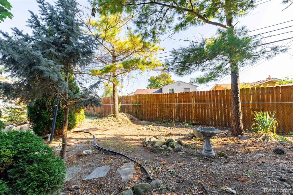 5035 Hillcrest Court, Trenton, MI 48183 — Photo 24