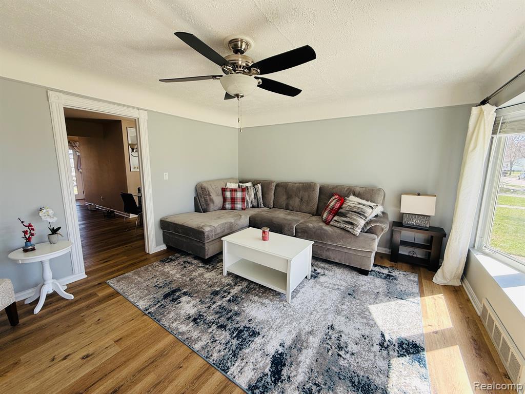 669 CHIPPEWA Street, Mount Clemens, MI 48043 — Photo 7