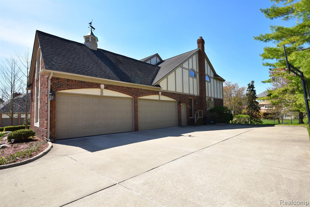 5687 GREENHILL Drive, Troy, MI 48098 — Photo 48