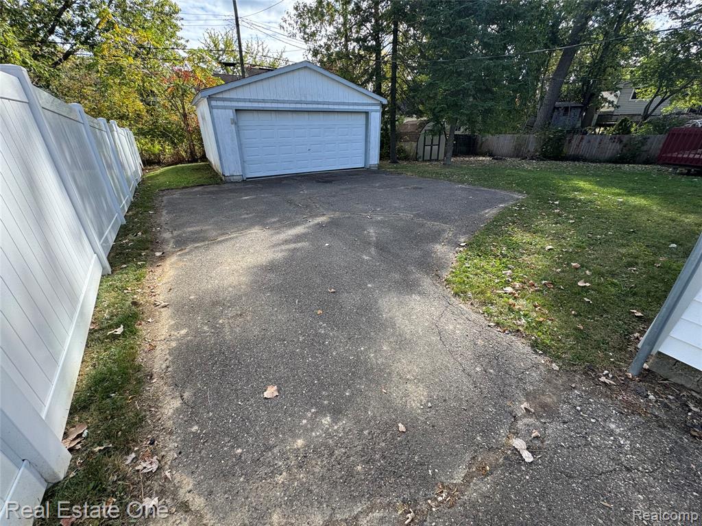 4025 Cresthaven Drive, Waterford, MI 48328 — Photo 4