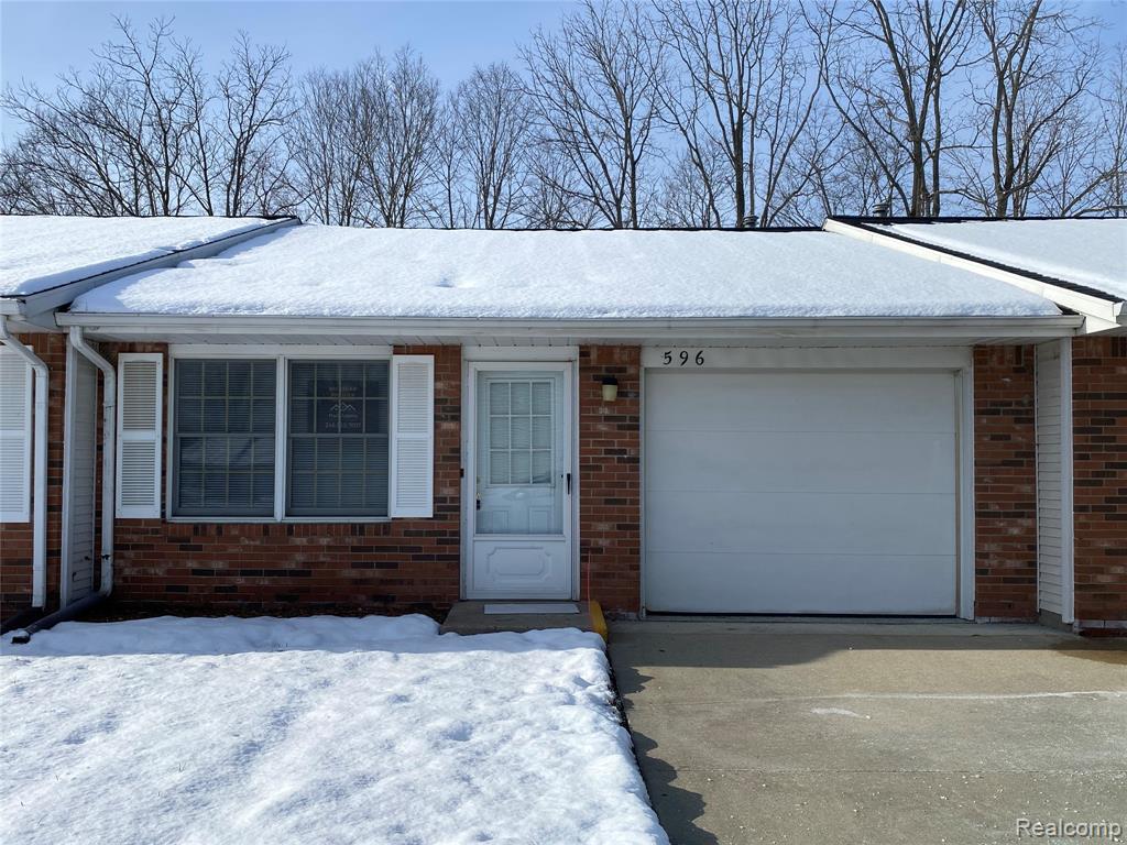 596 Yorkshire Sq. Square, 23, Milan, MI 48160 — front exterior
