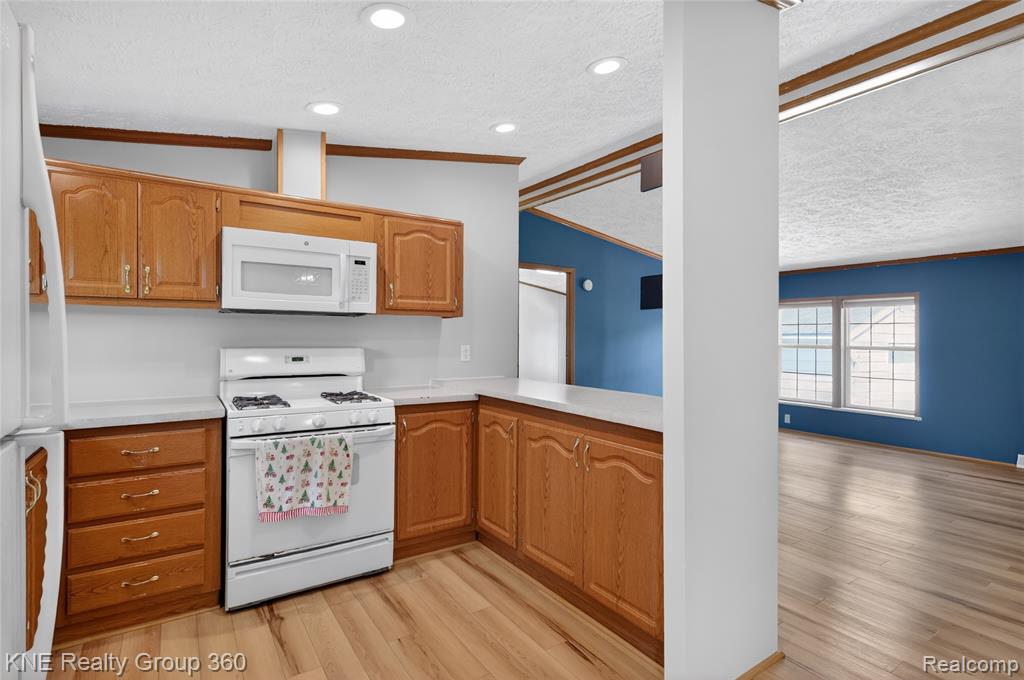 672 Red Oaks Drive, Howell, MI 48843 — Photo 10