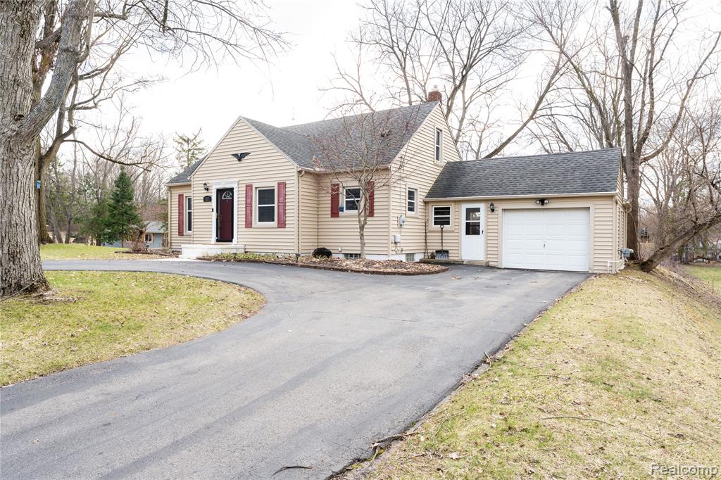 723 Globe Road, Waterford, MI 48328 — front exterior