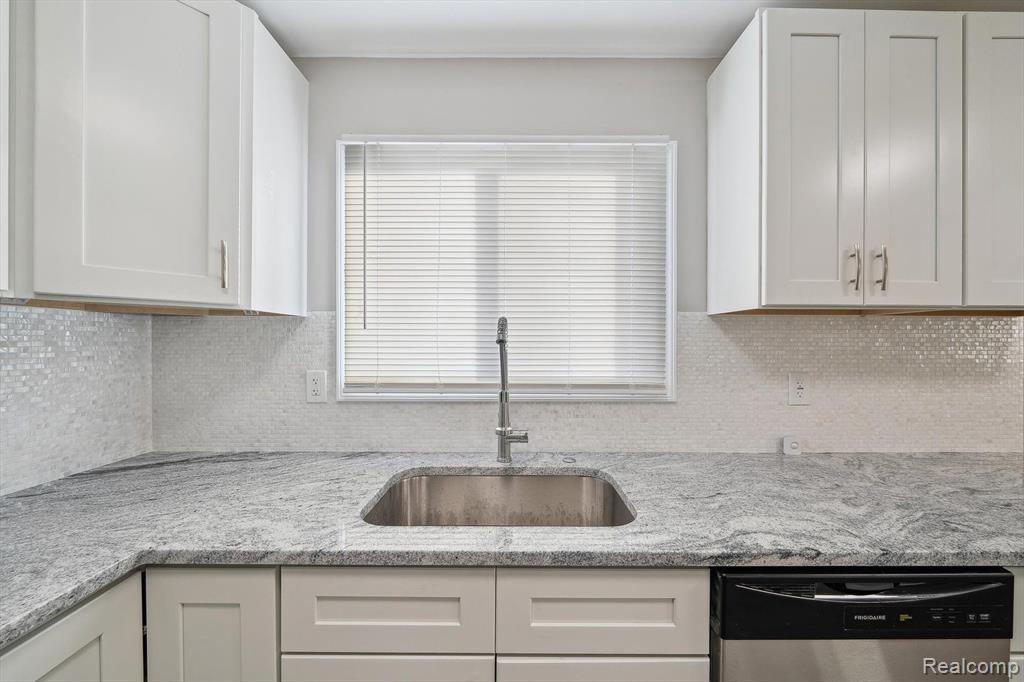 941 E LINCOLN Avenue, Madison Heights, MI 48071 — Photo 10