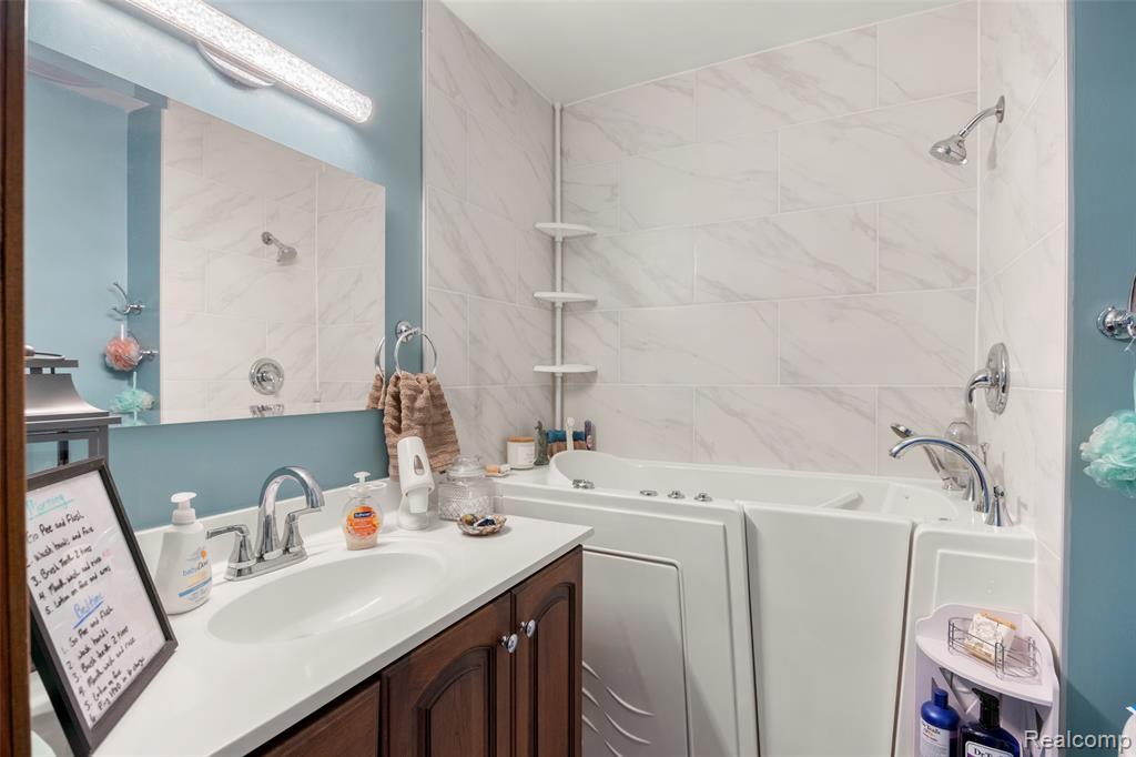 52909 10 Mile Road, South Lyon, MI 48178 — Photo 47