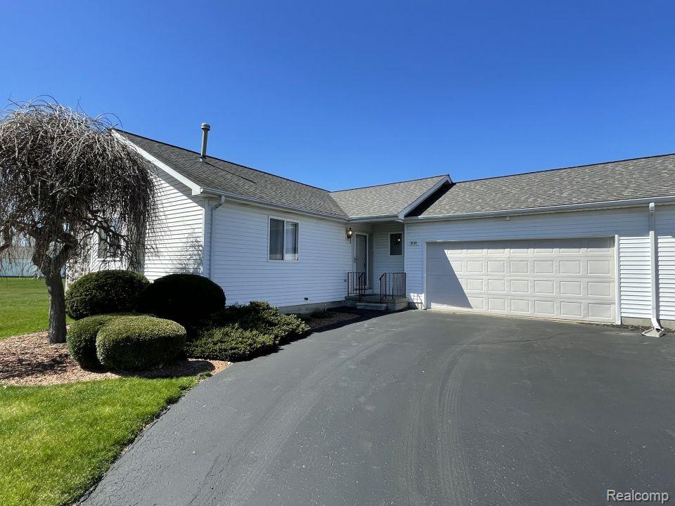10183 HAWTHORNE Circle, Goodrich Vlg, MI — front exterior