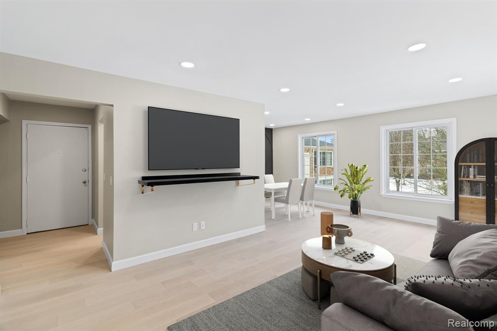 591 E FOX HILLS Drive, Bloomfield Hills, MI 48304 — Photo 17