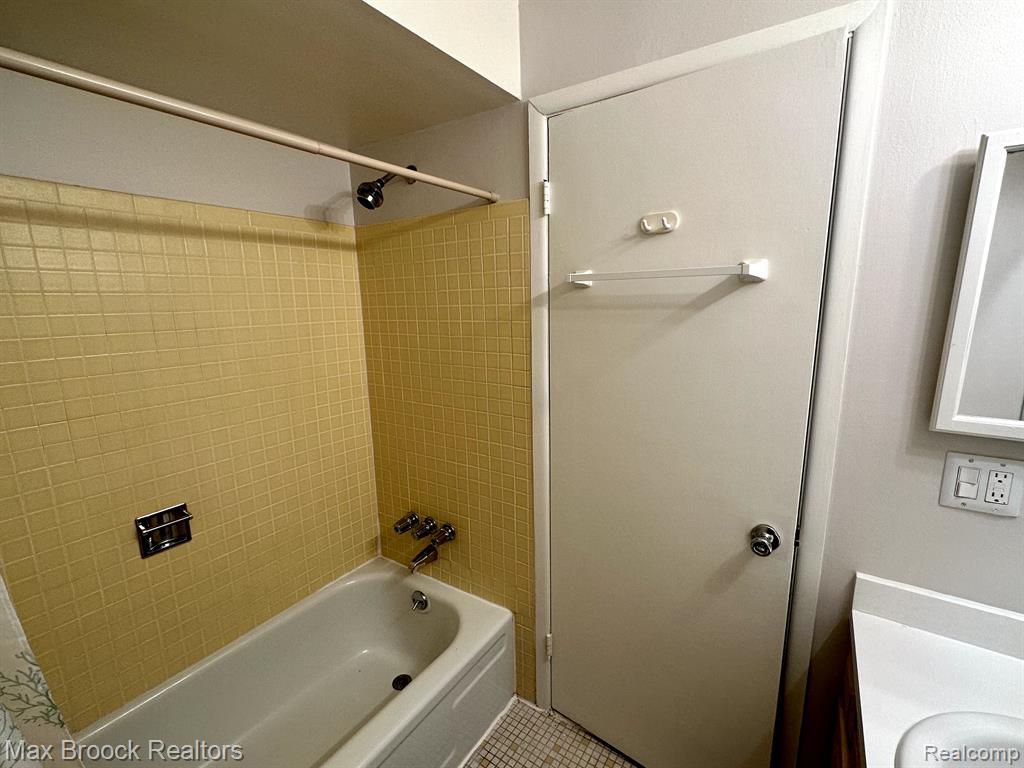 740 E FOX HILLS Drive, Bloomfield Hills, MI 48304 — Photo 16