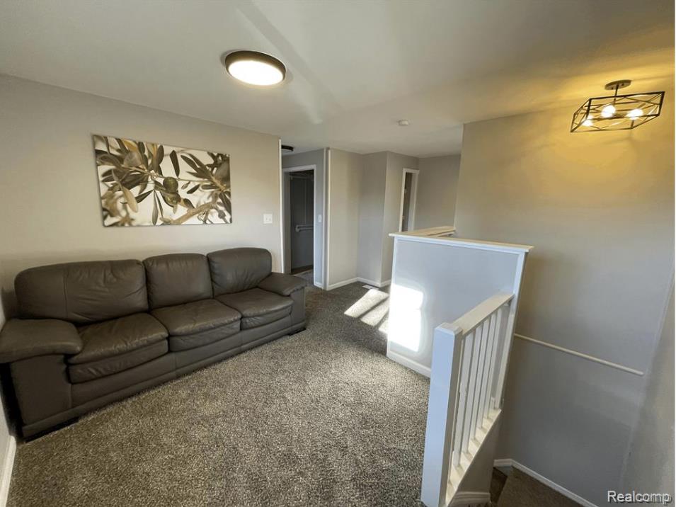 520 E KALAMA Avenue, Madison Heights, MI 48071 — Photo 11