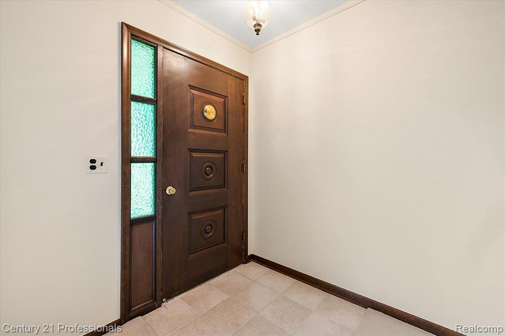 Foyer entrance featuring baseboards and ornamental molding