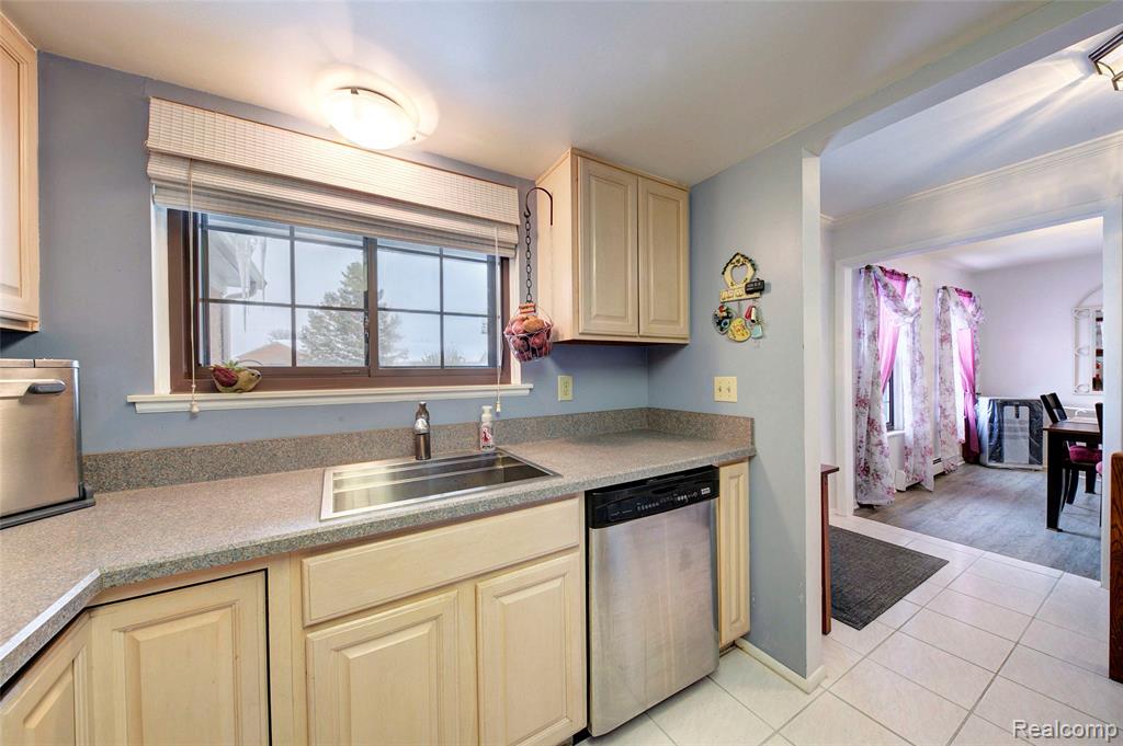 9870 Cambridge Court, 121-2, South Lyon, MI 48178 — Photo 13
