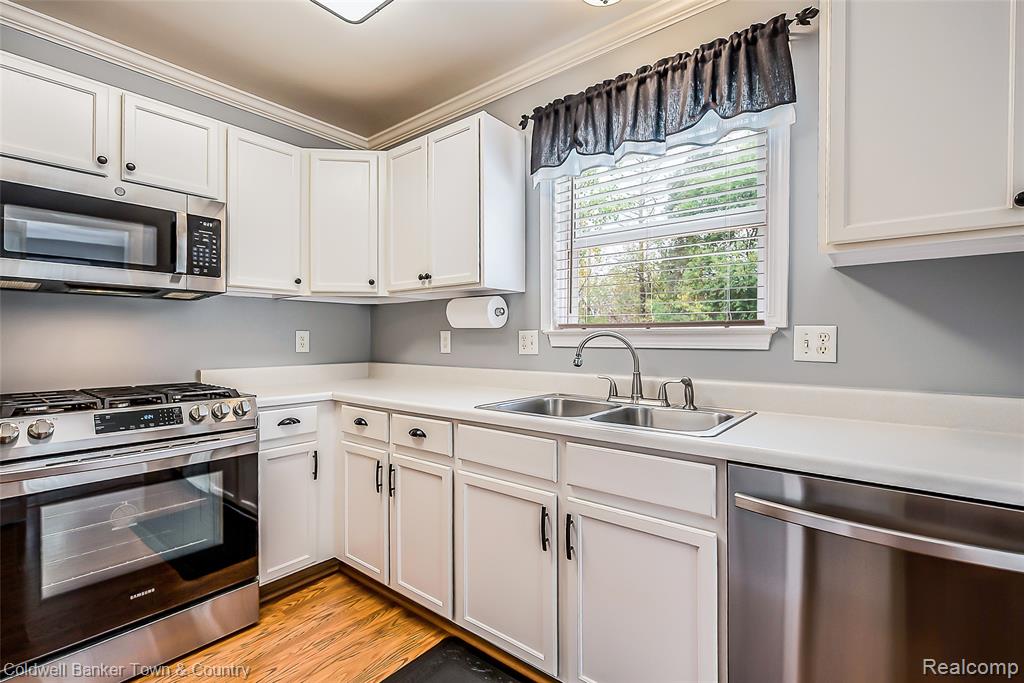 9344 Huron Park Drive, Brighton, MI 48116 — Photo 12