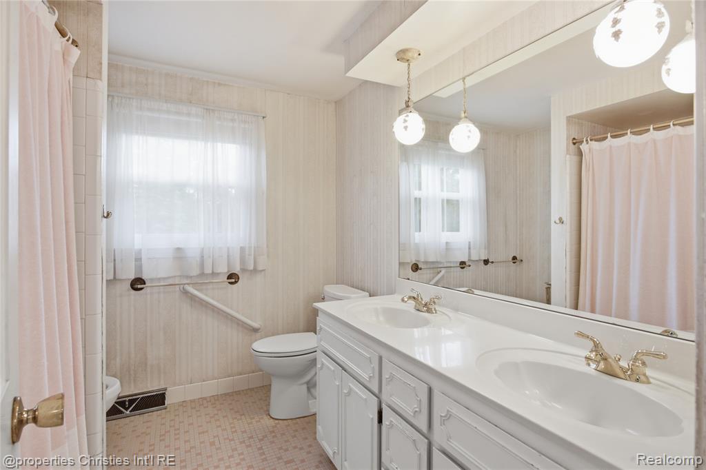 7110 Paterese Drive, Bloomfield Hills, MI 48301 — Photo 27