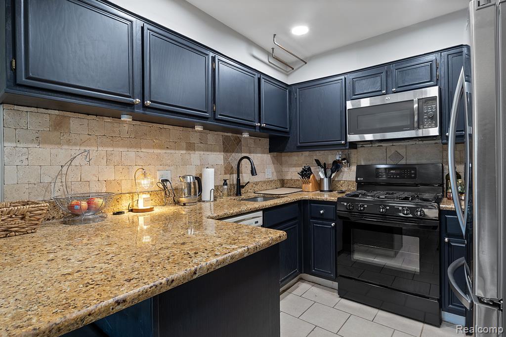 1561 S HILL Boulevard, Bloomfield Hills, MI 48304 — Photo 13
