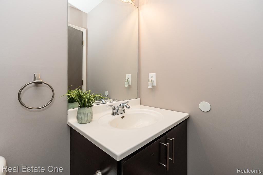 668 Sherry Drive, Lake Orion, MI 48362 — Photo 16