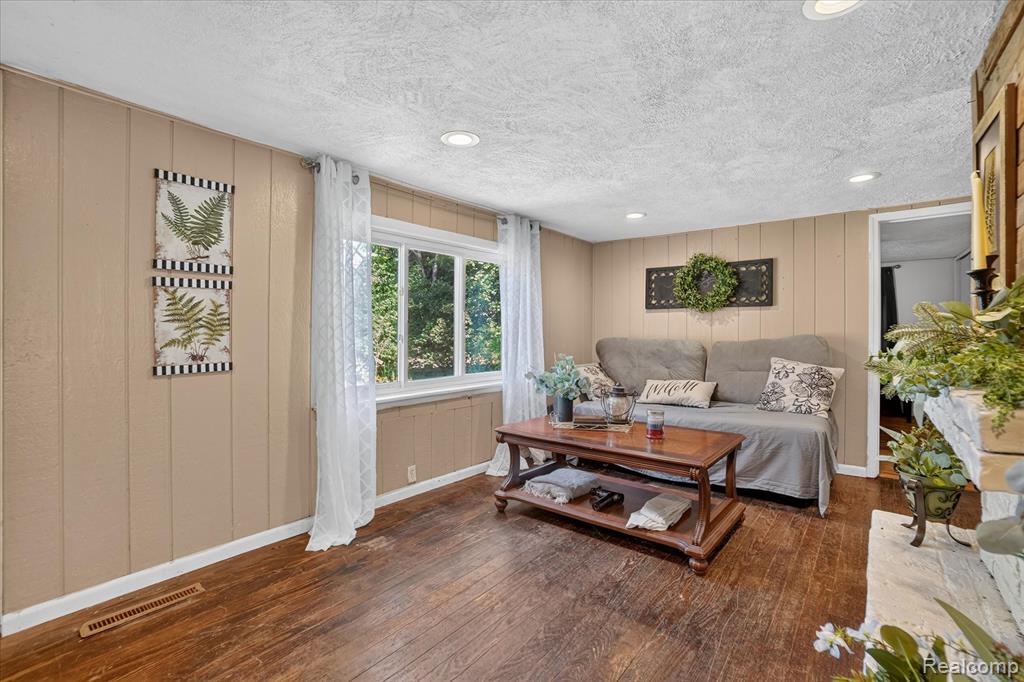 508 Deland Road, Flushing, MI 48433 — Photo 10