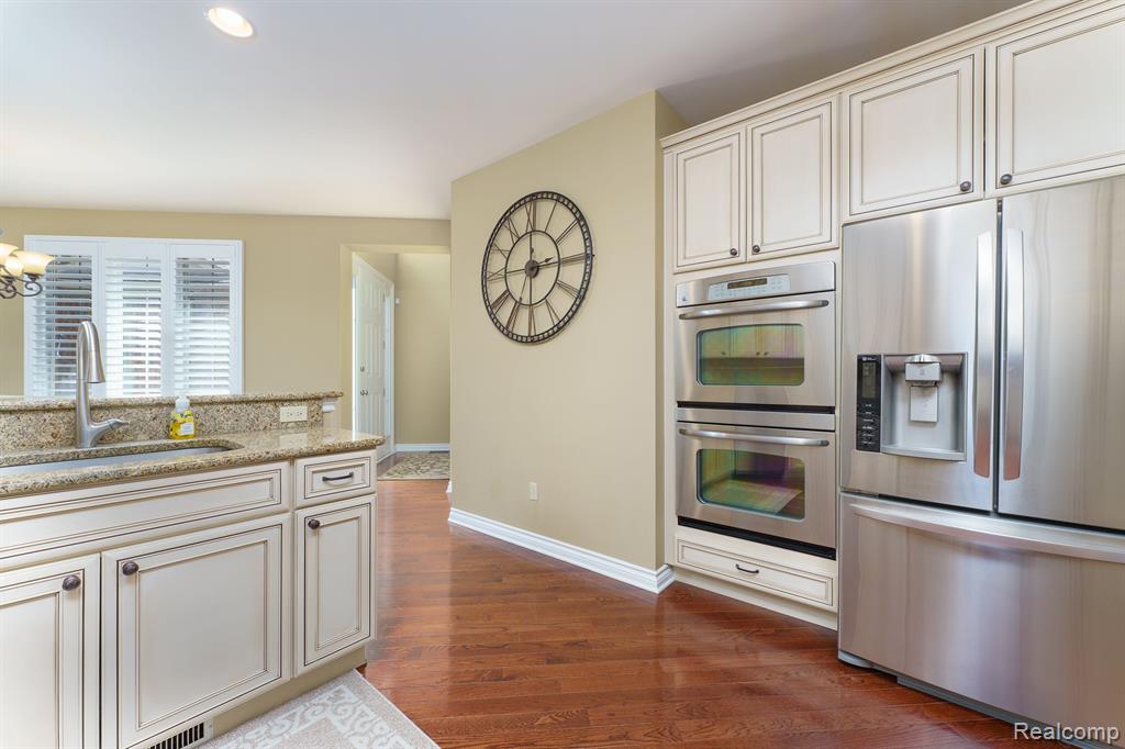 10725 WATERFALL, South Lyon, MI 48178 — Photo 18