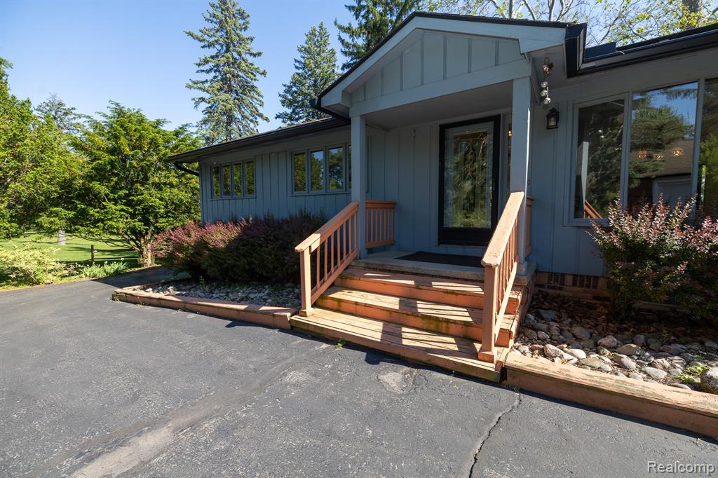 6084 Upper Straits Boulevard, West Bloomfield, MI 48324 — Photo 7