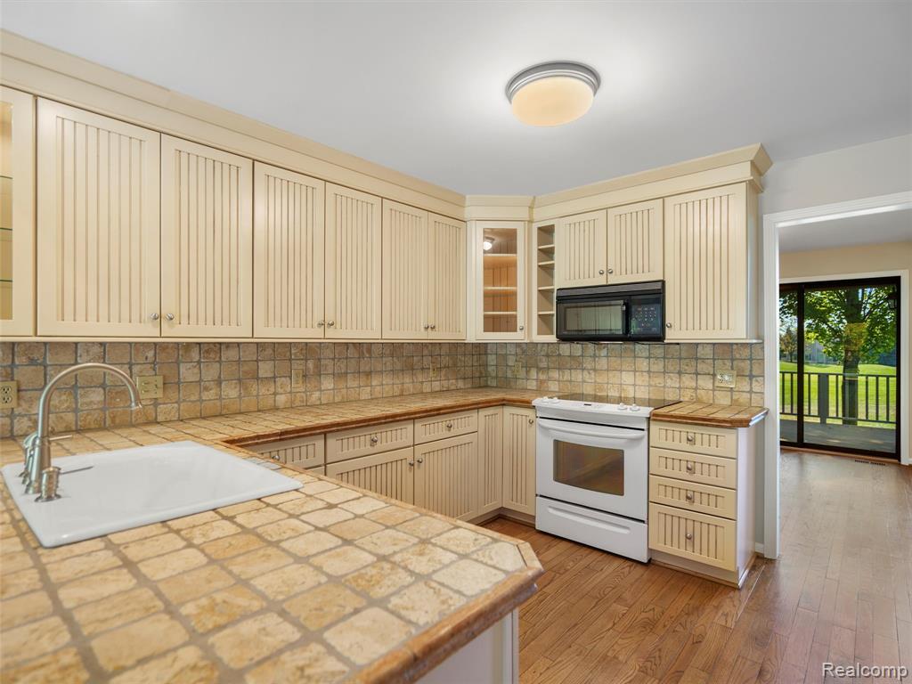 718 Upper Scotsborough Way, Bloomfield Hills, MI 48304 — Photo 11