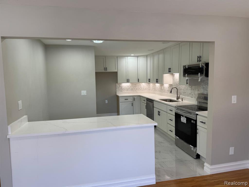 7490 S Brynmawr Court, West Bloomfield, MI — Photo 12