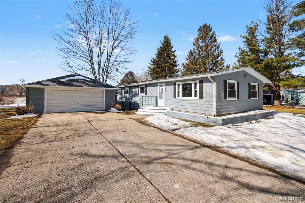 786 Red Oaks Drive, Howell, MI 48843 — front exterior