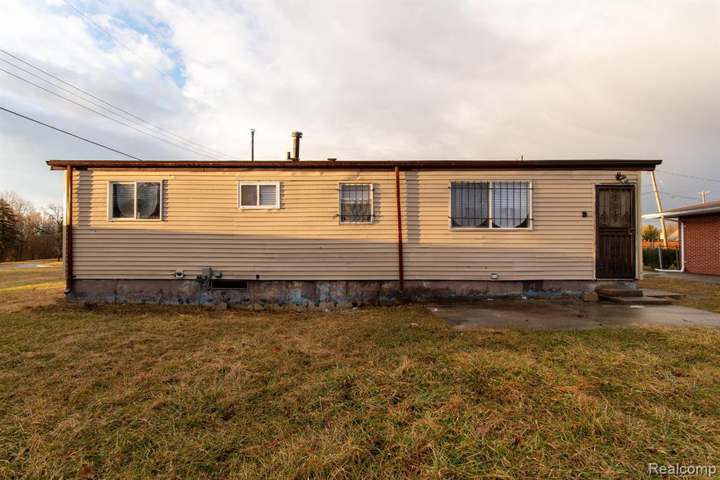 2303 W COLDWATER Road, Flint, MI 48505 — Photo 17