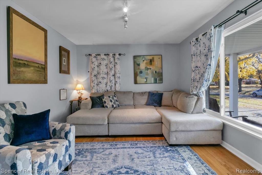 5726 Sutherland Drive, Waterford, MI 48327 — Photo 10