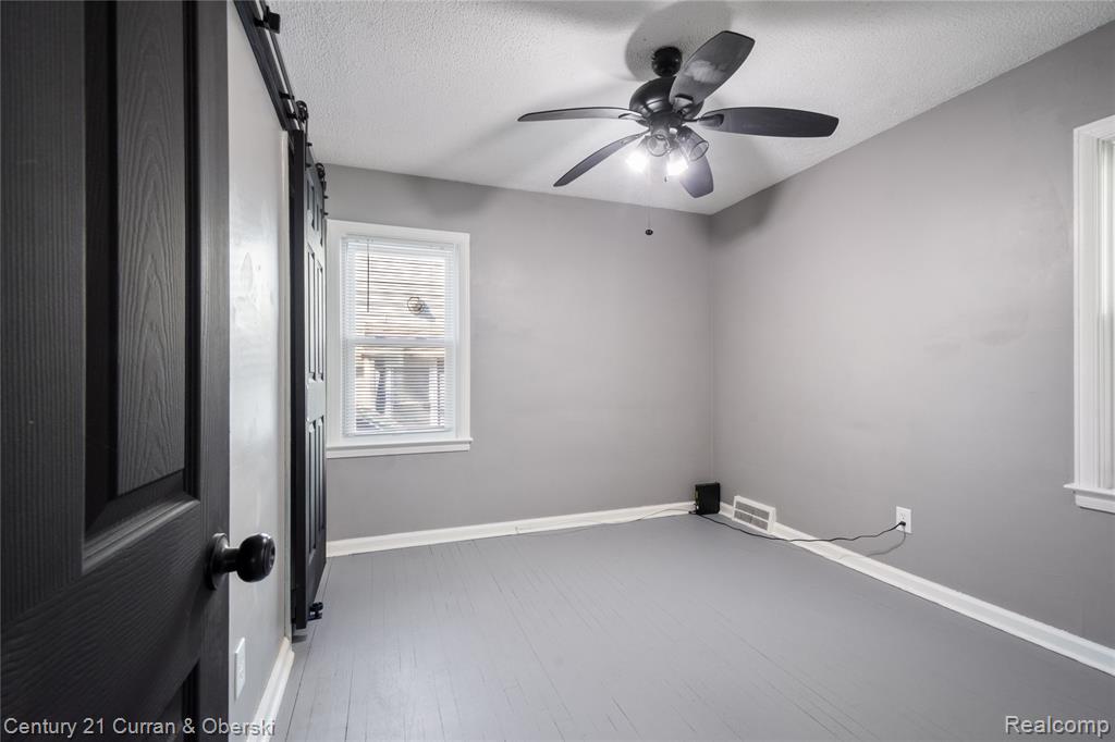 18933 Kenosha Street, Harper Woods, MI 48225 — Photo 12