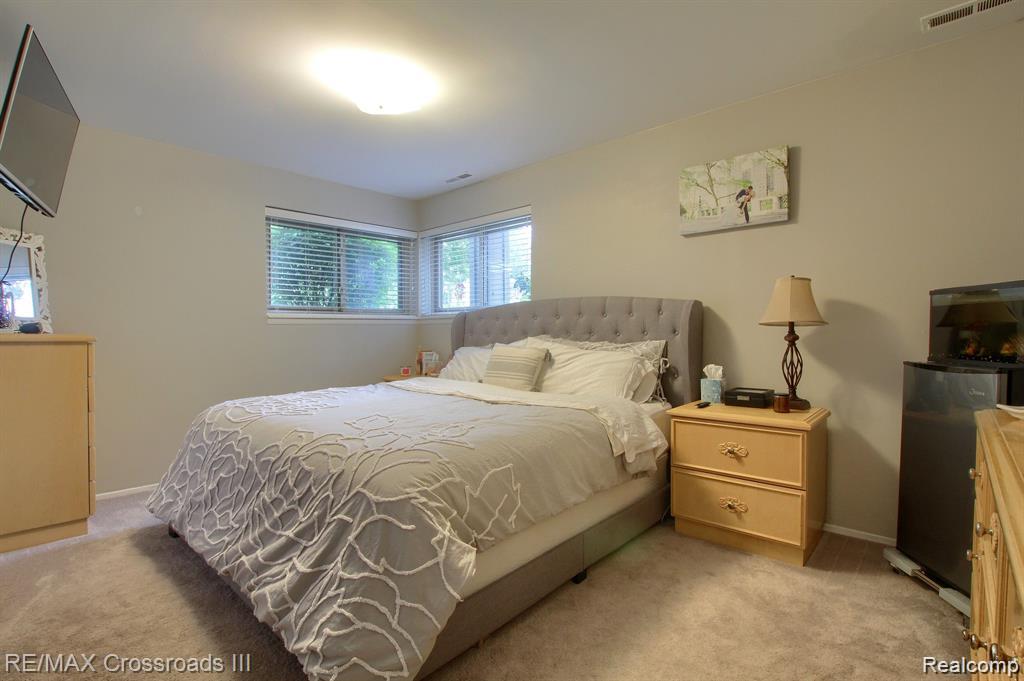 42464 SOMERSET Court, Canton, MI 48187 — Photo 13
