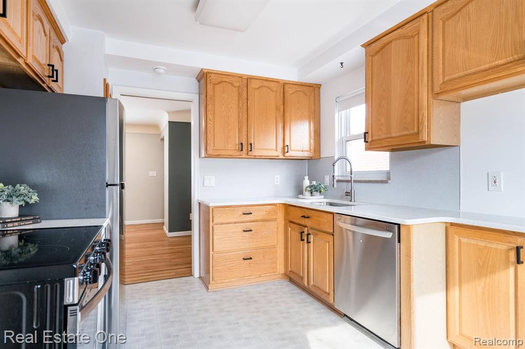 421 W Sunnybrook Drive, Royal Oak, MI 48073 — Photo 11
