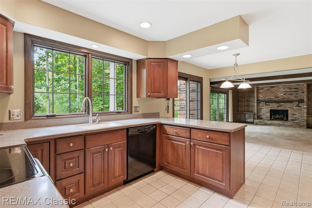 45451 Woodleigh Way, Plymouth, MI 48170 — Photo 14