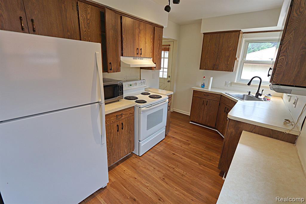 9929 DEERING Street, Livonia, MI 48150 — Photo 14