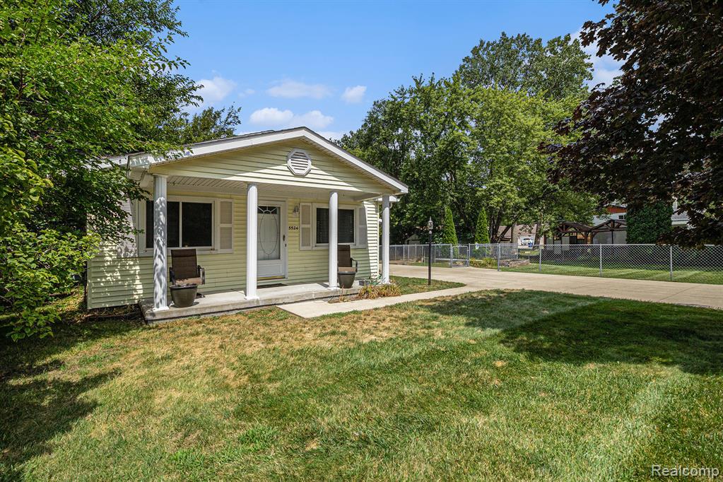 5524 Aylesbury Drive, Waterford, MI 48327 — Photo 2