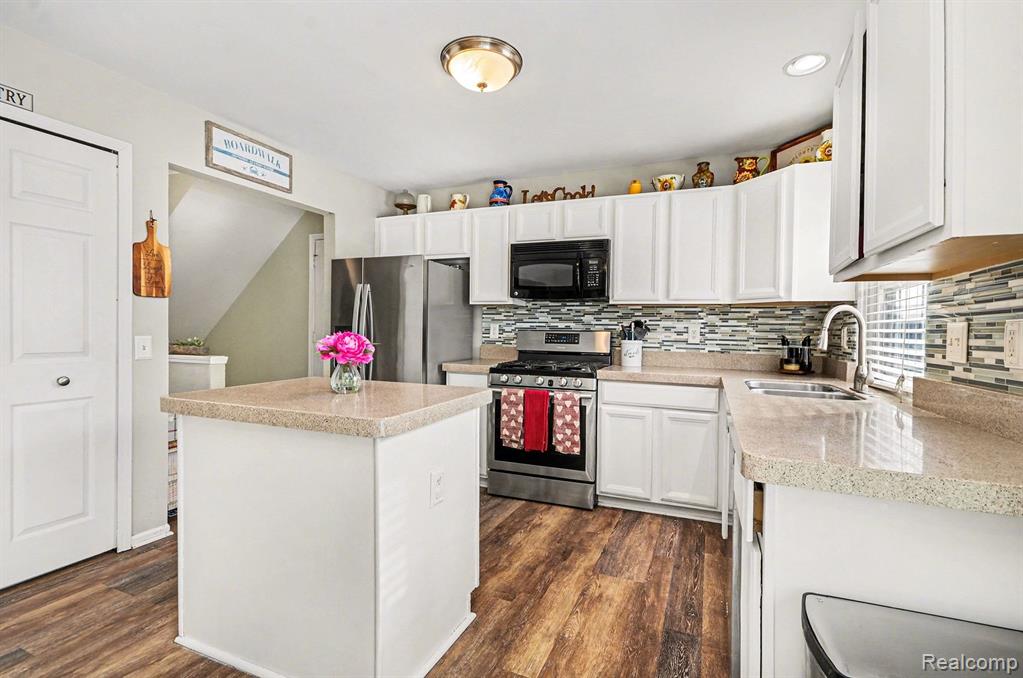 975 Oak Creek Drive, South Lyon, MI 48178 — Photo 9