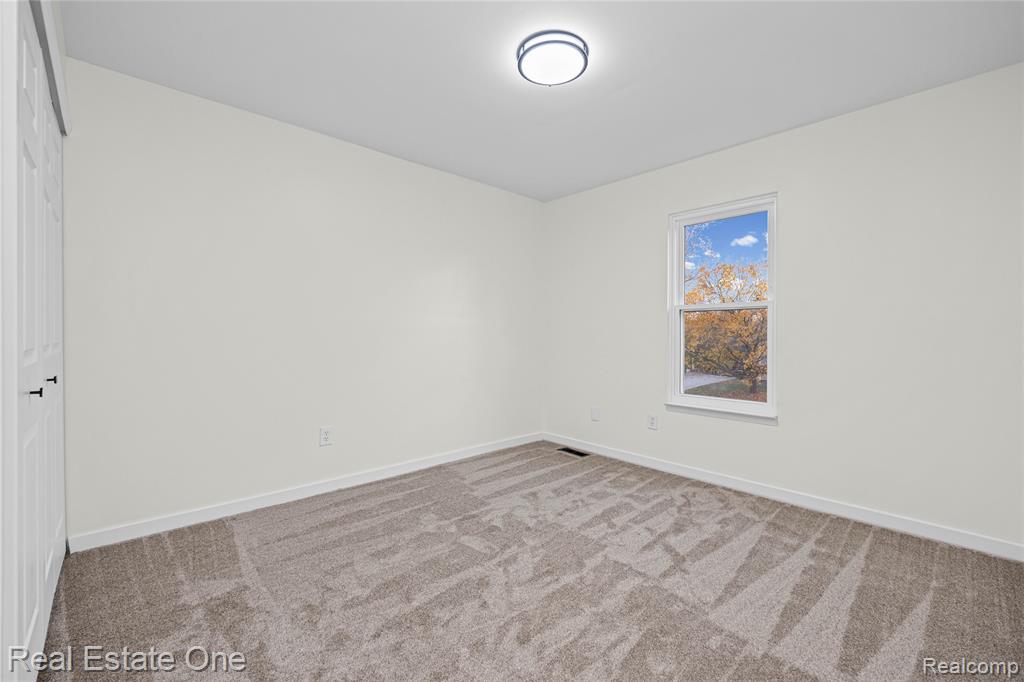 5426 N Piccadilly, West Bloomfield, MI — Photo 50