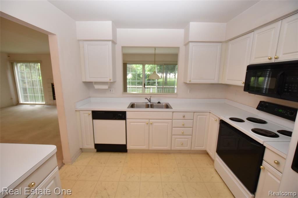555 Winwood Court, Walled Lake, MI 48390 — Photo 5