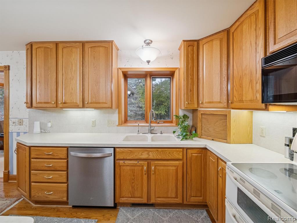 16184 Pine Lake Forest Drive, Linden, MI 48451 — Photo 20
