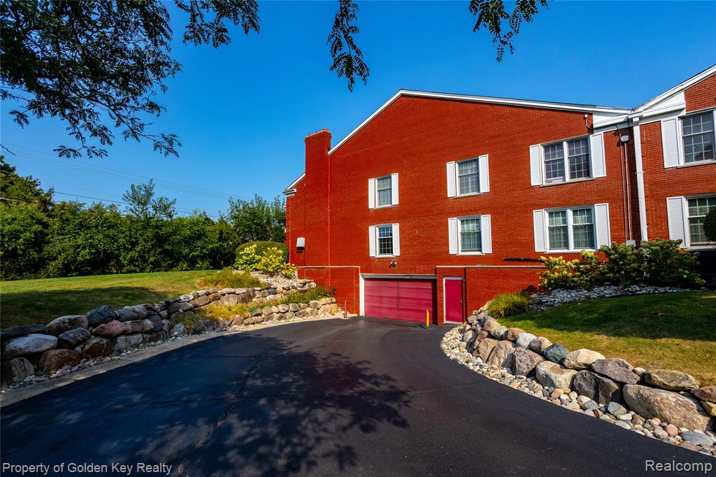 19710 W Thirteen Mile Road, 102, Beverly Hills, MI 48025 — Photo 23
