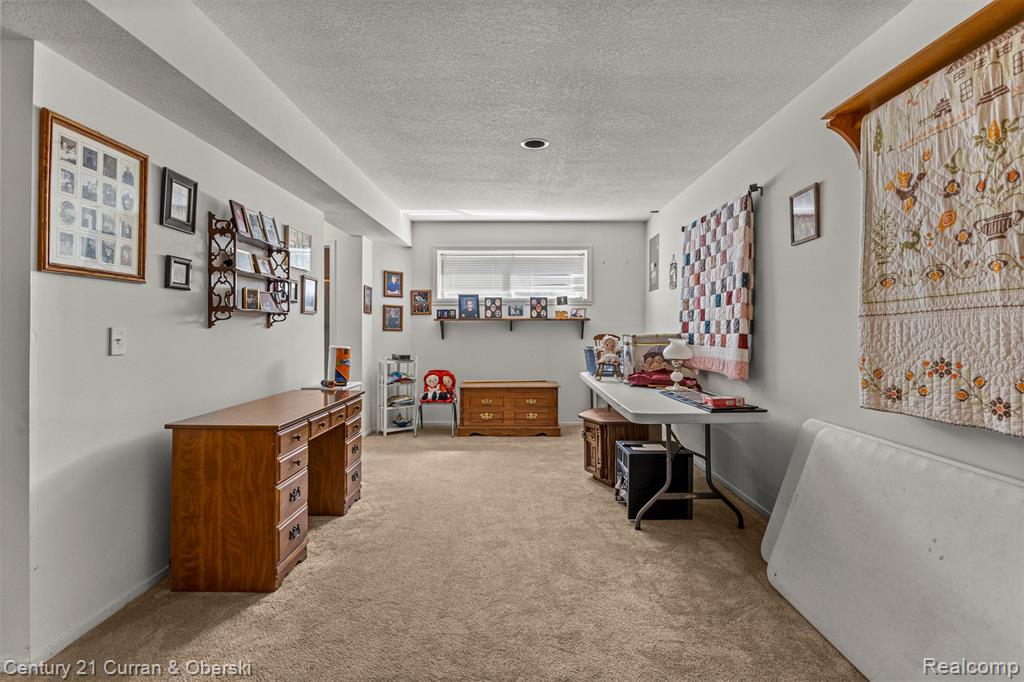 698 Ravencrest Lane, Westland, MI — Photo 33