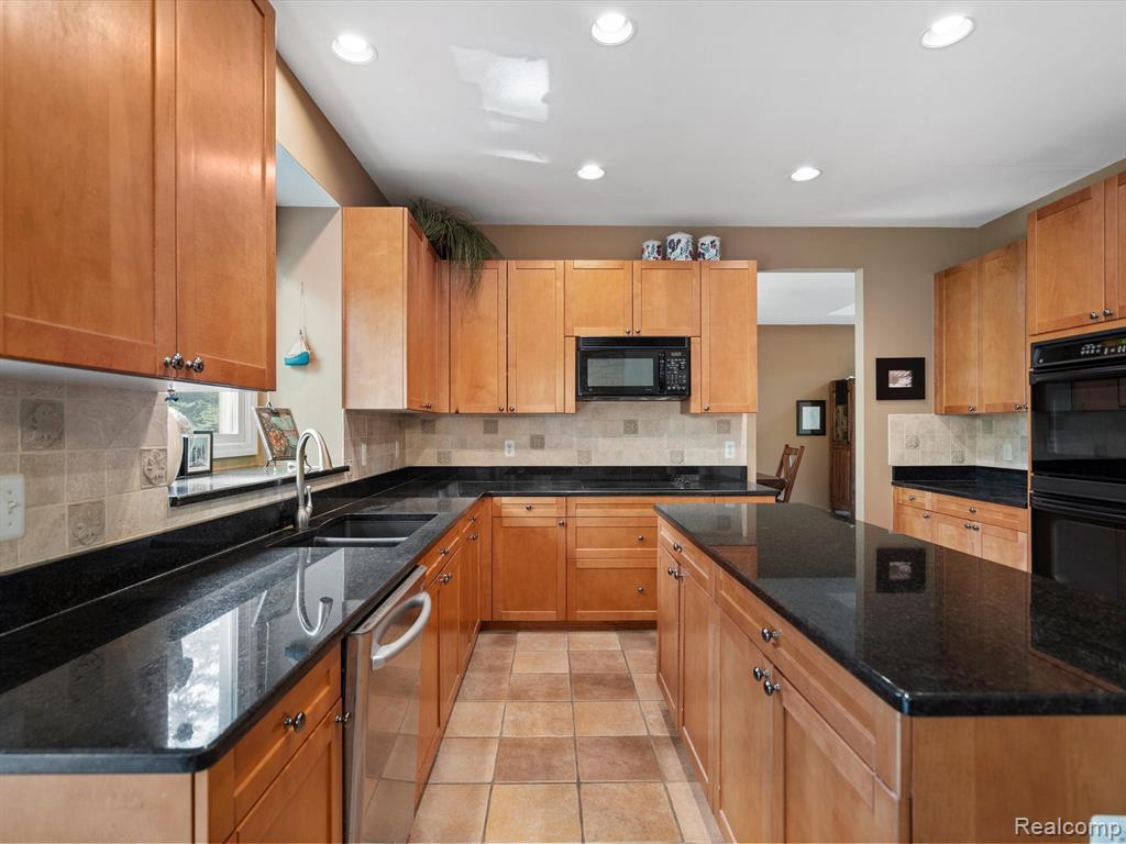 7253 CARLYLE, West Bloomfield, MI — Photo 22