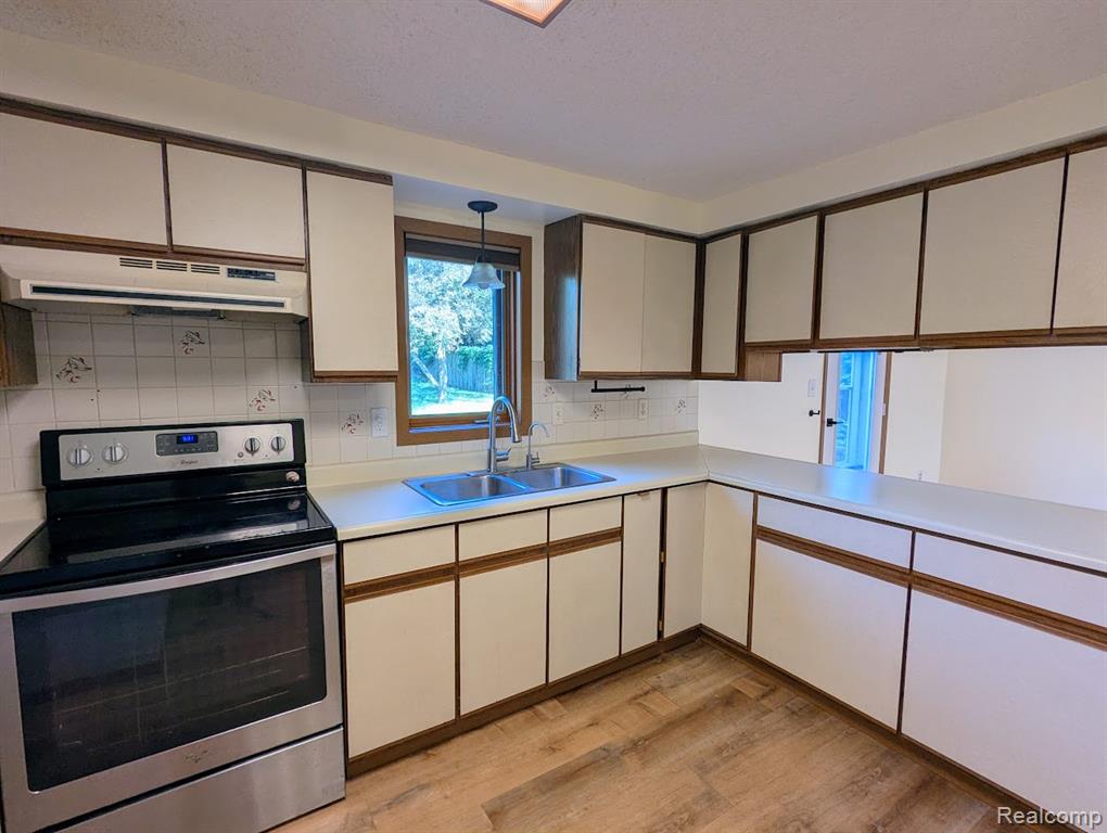 2316 Crescent Lake Road, Waterford, MI — Photo 12
