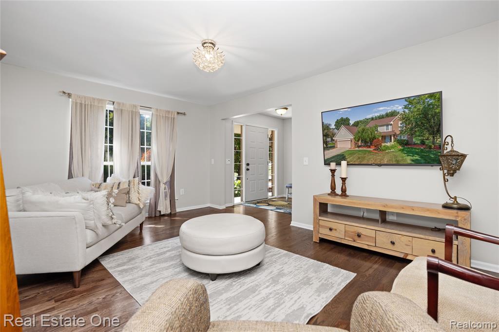 7570 Greenway Lane, West Bloomfield, MI 48324 — Photo 16