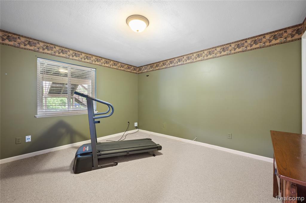 2460 Fenton Creek Lane, Fenton, MI 48430 — Photo 32