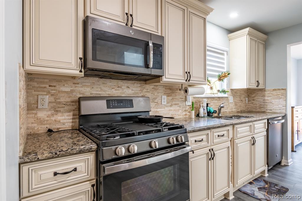 868 WOODHAVEN Drive, Commerce Twp, MI 48390 — Photo 3