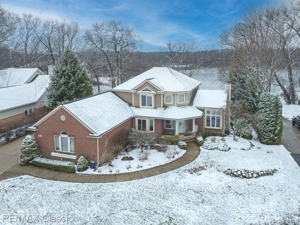 4661 Mallards Landing, Highland, MI — front exterior