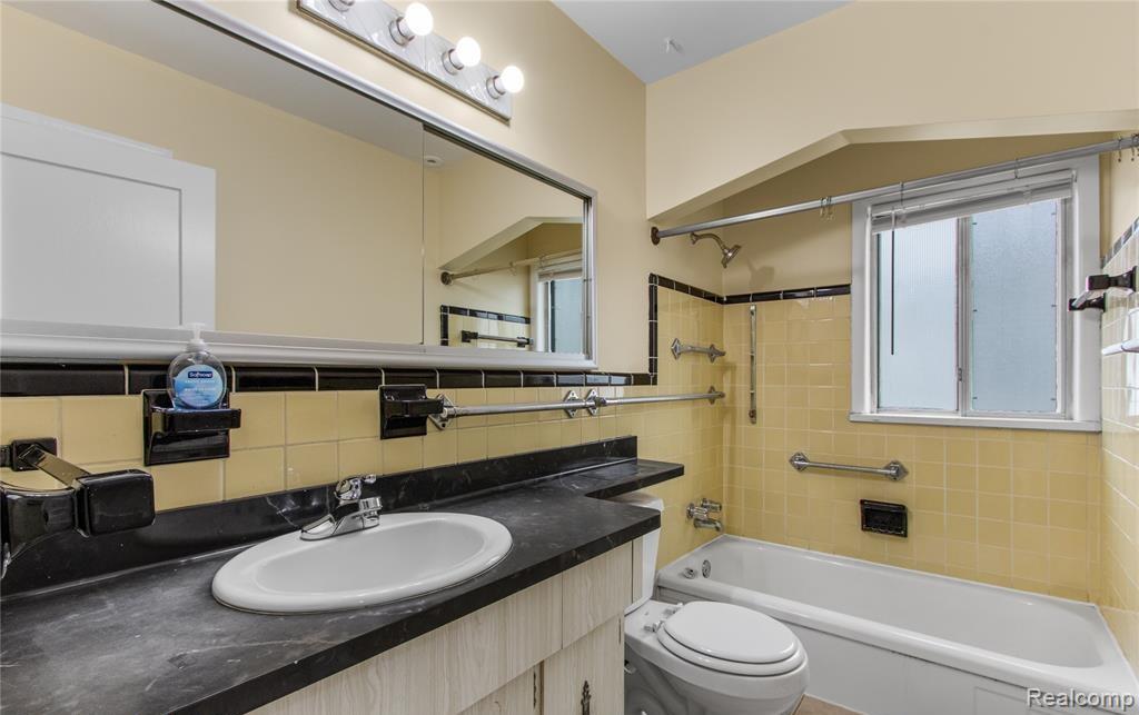 7305 N Silvery Lane, Dearborn Heights, MI 48127 — Photo 8