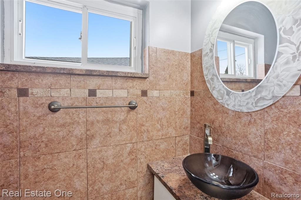 8528 Norborne Avenue, Dearborn Heights, MI 48127 — Photo 21