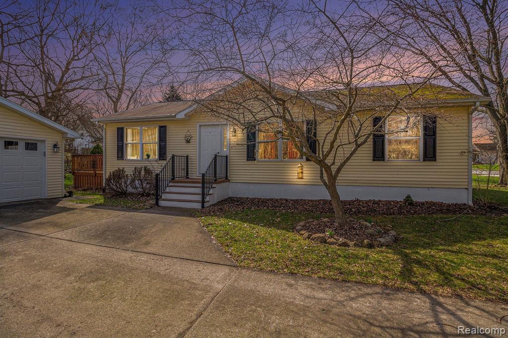 930 N EAST Street, Fenton, MI 48430 — Photo 2