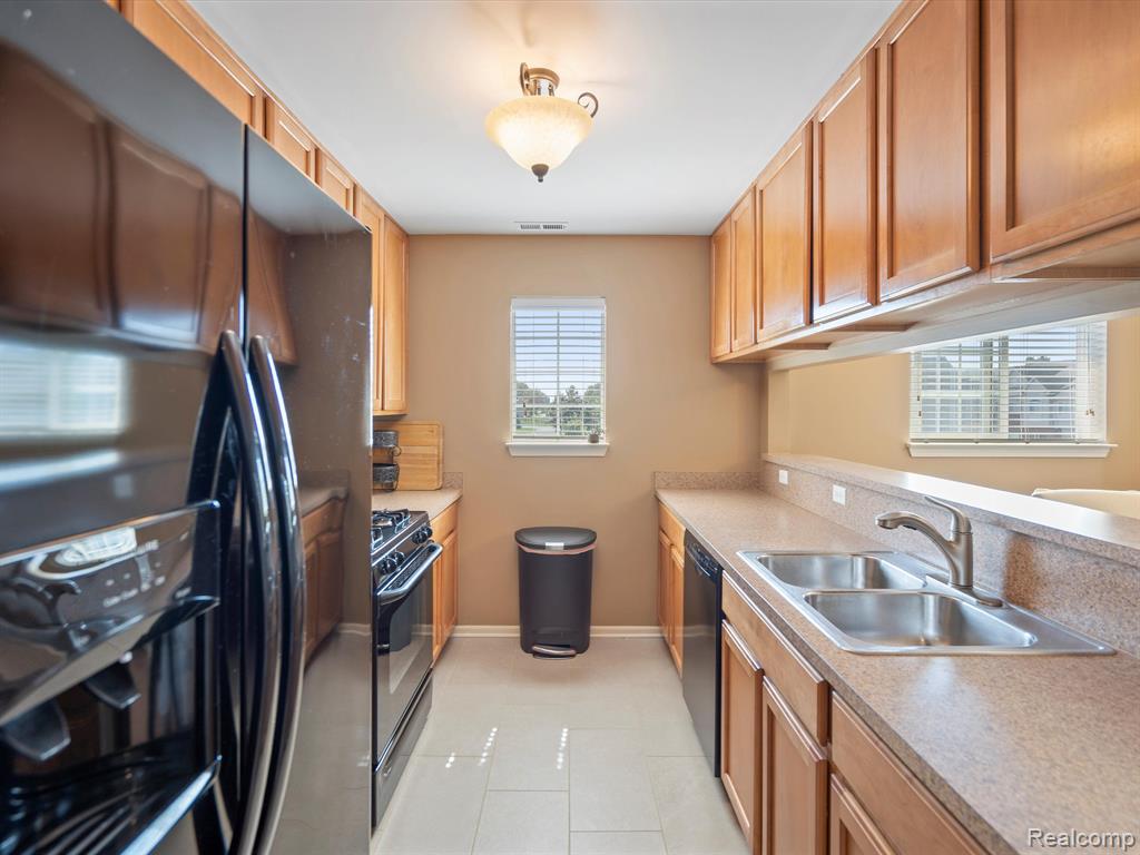 23050 FAIRLANE Boulevard, B 16, Woodhaven, MI 48183 — Photo 13