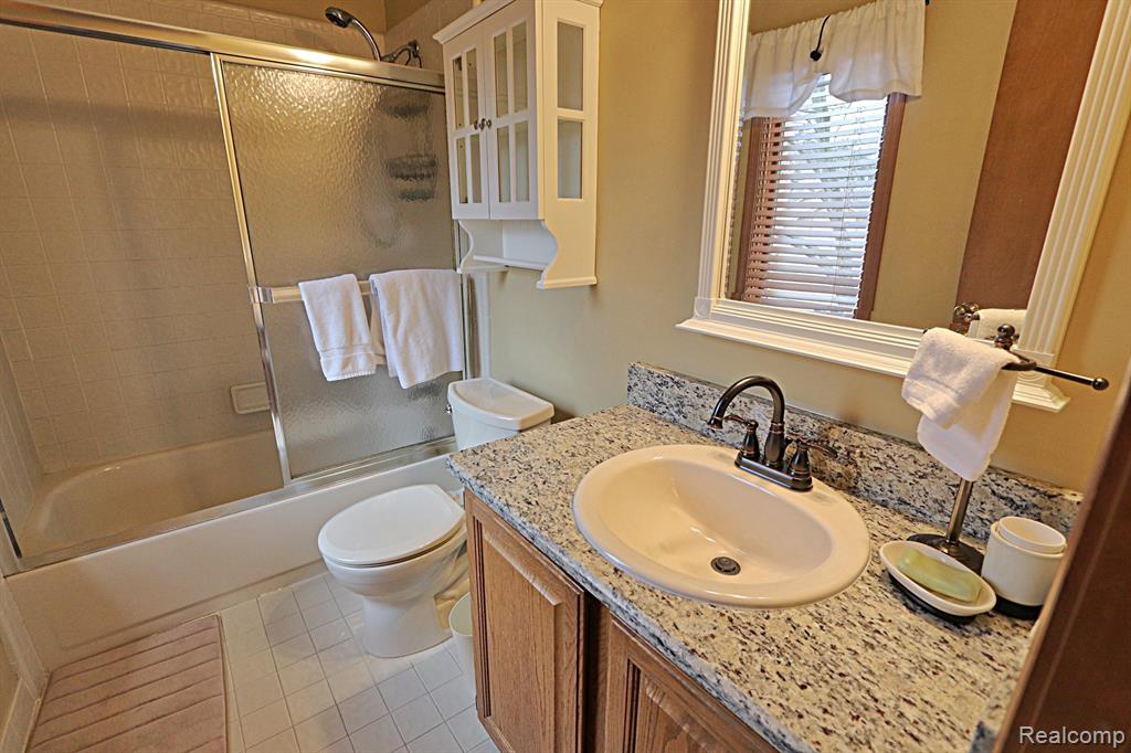 22249 RIVER PINES Drive, Farmington Hills, MI 48335 — Photo 18